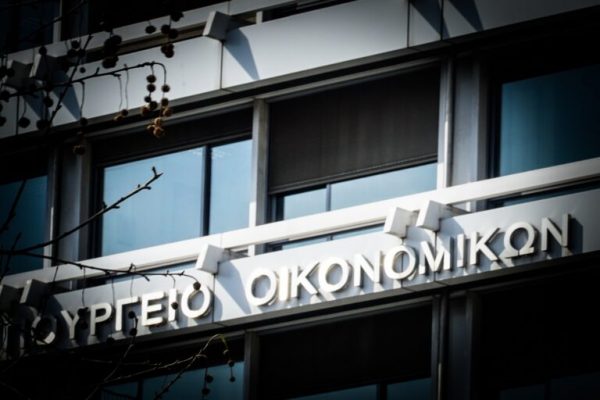 Κρίση άγχους στο ΠΑΣΟΚ για τις τράπεζες: απαντήσεις από το ΥΠΟΙΚ και τη στρατηγική του Τσουκαλά