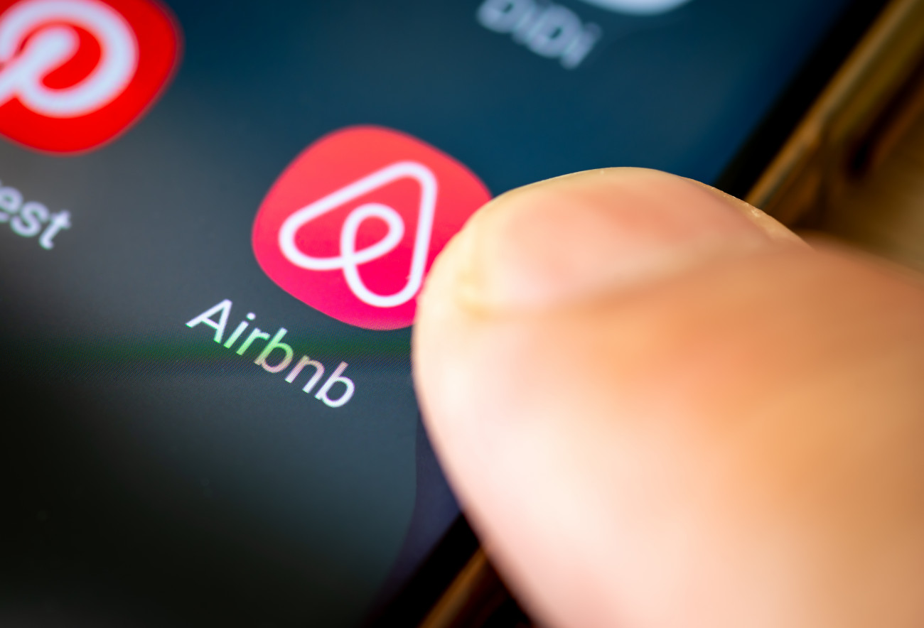 Airbnb: Υποχρεωτική επιβάρυνση 600 ευρώ για ιδιοκτήτες ακινήτων