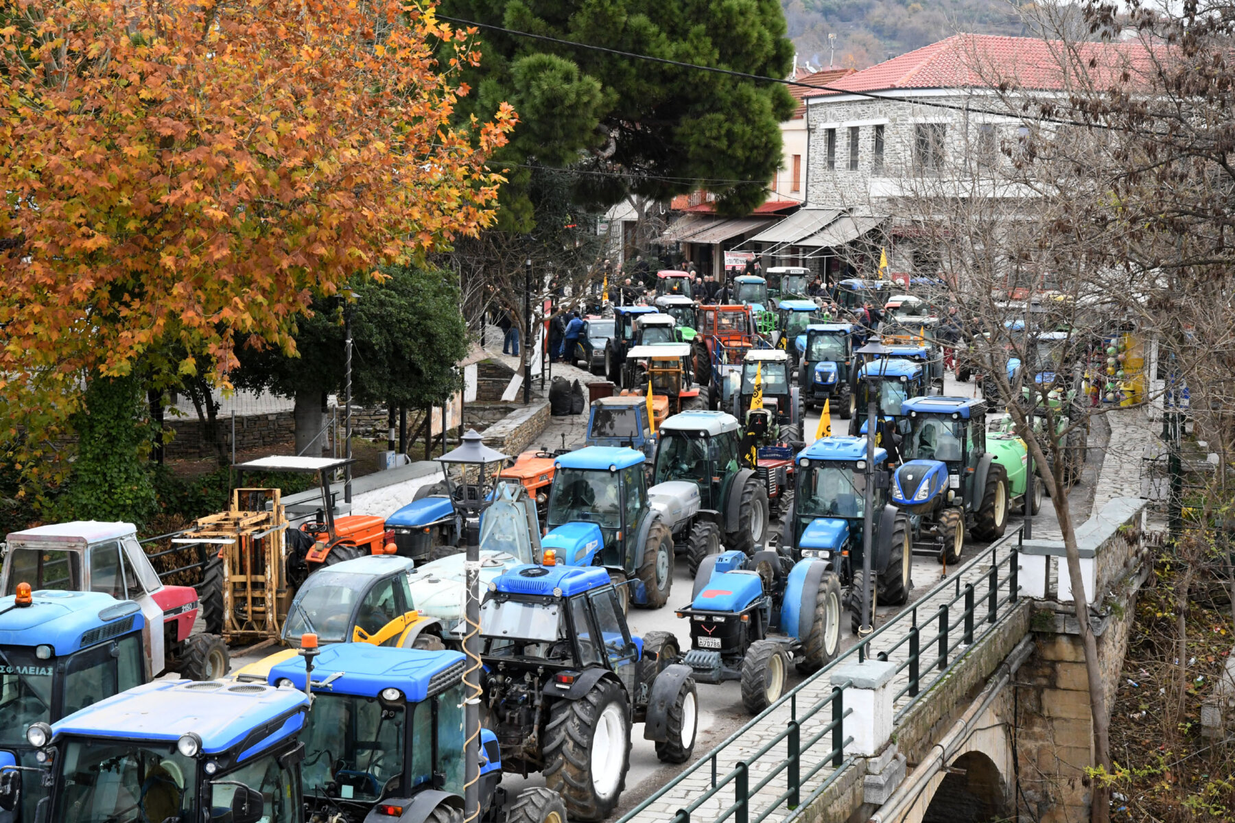 Αγρότες: Τα τρακτέρ στους δρόμους και οι κινητοποιήσεις εντείνονται