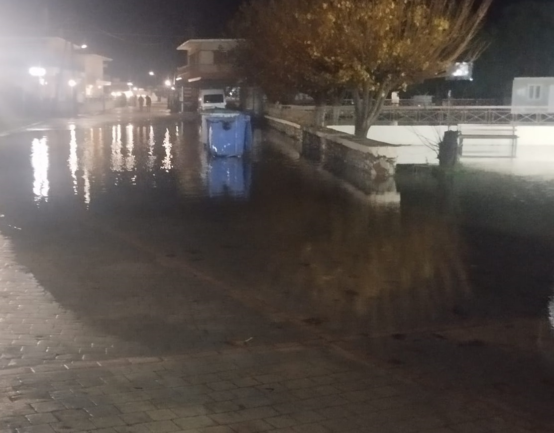 Ισχυρές καταιγίδες στην Πρέβεζα: Απεγκλωβισμοί ηλικιωμένων και διακοπή κυκλοφορίας