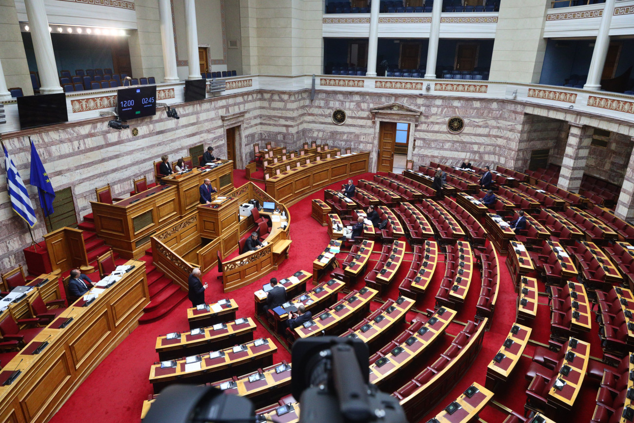 Δύσκολα μέτωπα προσπαθεί να κλείσει η κυβέρνηση, αντιπαρατίθενται ΠΑΣΟΚ και ΣΥΡΙΖΑ για την ηγεσία της αντιπολίτευσης