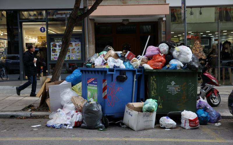 Πόλεμος με τα σκουπίδια στη Θεσσαλονίκη: Διπλάσιοι τόνοι απορριμάτων συγκεντρώθηκαν σε σχέση με μια τυπική ημέρα