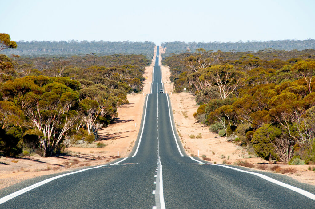 Αυτοκινητόδρομος Eyre Highway: Μια μοναδική διαδρομή 146 χιλιομέτρων χωρίς στροφές