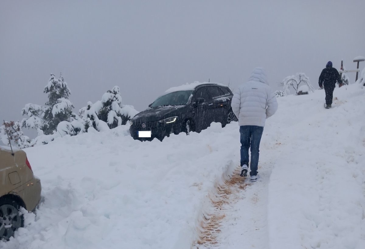 Δραματική επιχείρηση απεγκλωβισμού οικογενειών στον Όλυμπο εξαιτίας σφοδρής χιονόπτωσης