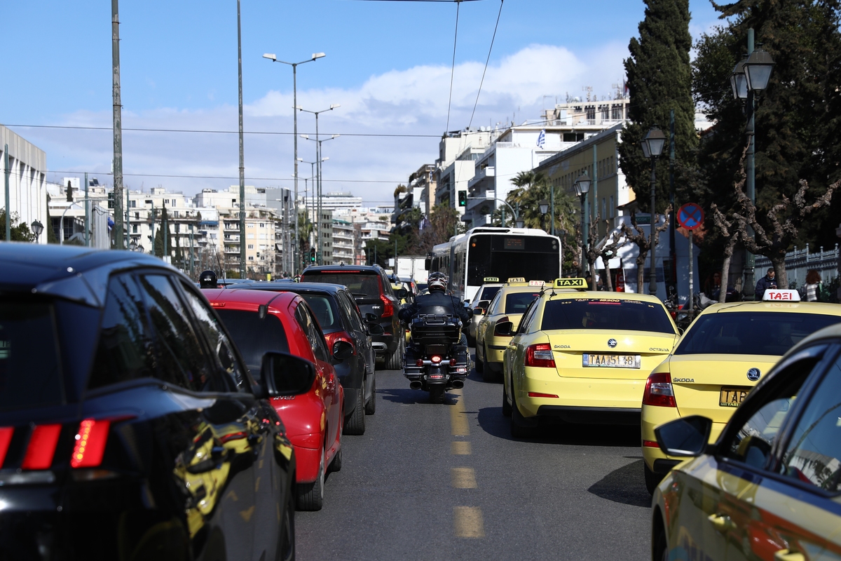 Κόκκινος συναγερμός στην Αθήνα: Χαοτική κυκλοφορία σε Κηφισίας, Αττική Οδό και κέντρο