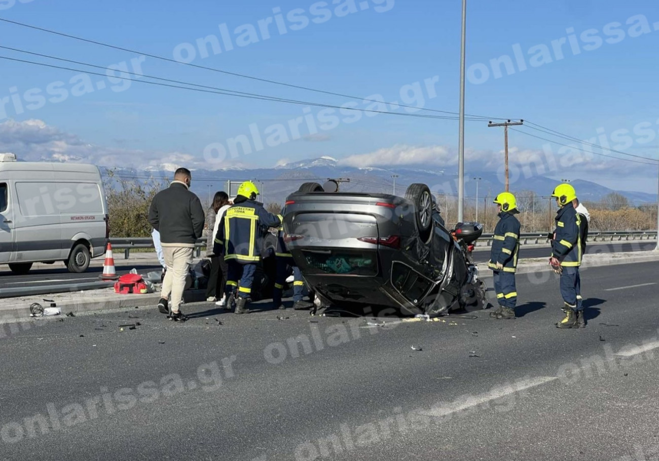 Λάρισα: Σοβαρό τροχαίο με ανατροπή οχήματος – Τέσσερις τραυματίες