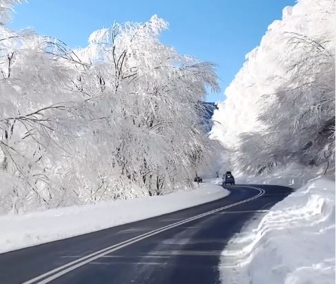 Όταν το χιόνι μεταμορφώνει τα ελληνικά τοπία σε ονειρικές εικόνες που μαγεύουν τον κόσμο