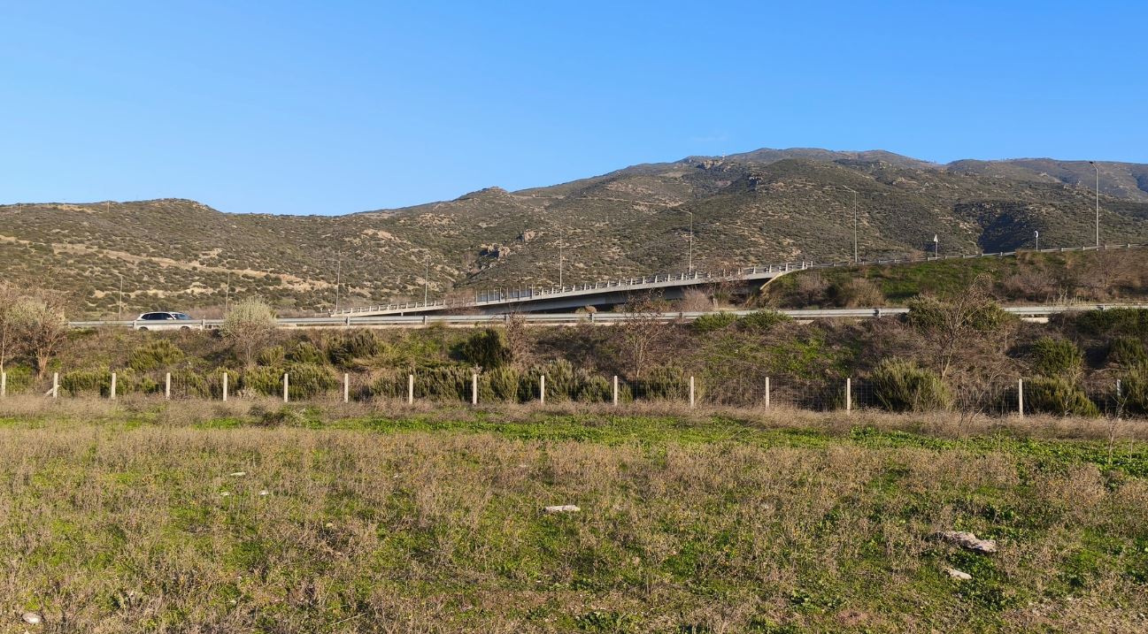 Τέμπη: Αφαίρεση των 58 καρφιών που τιμούσαν τη μνήμη των θυμάτων