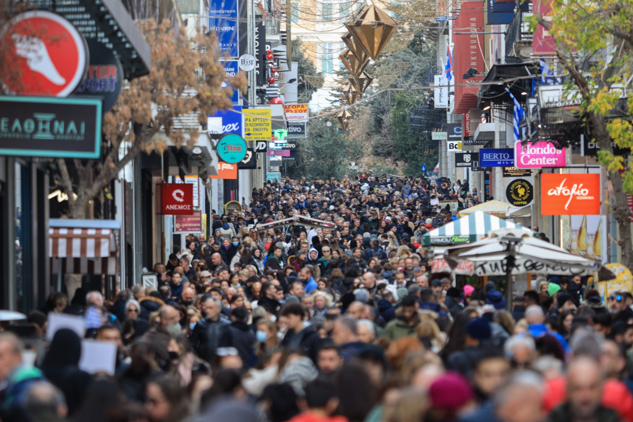 Πρωτοχρονιά: Εορταστικό ωράριο και αυξημένη κίνηση στην αγορά