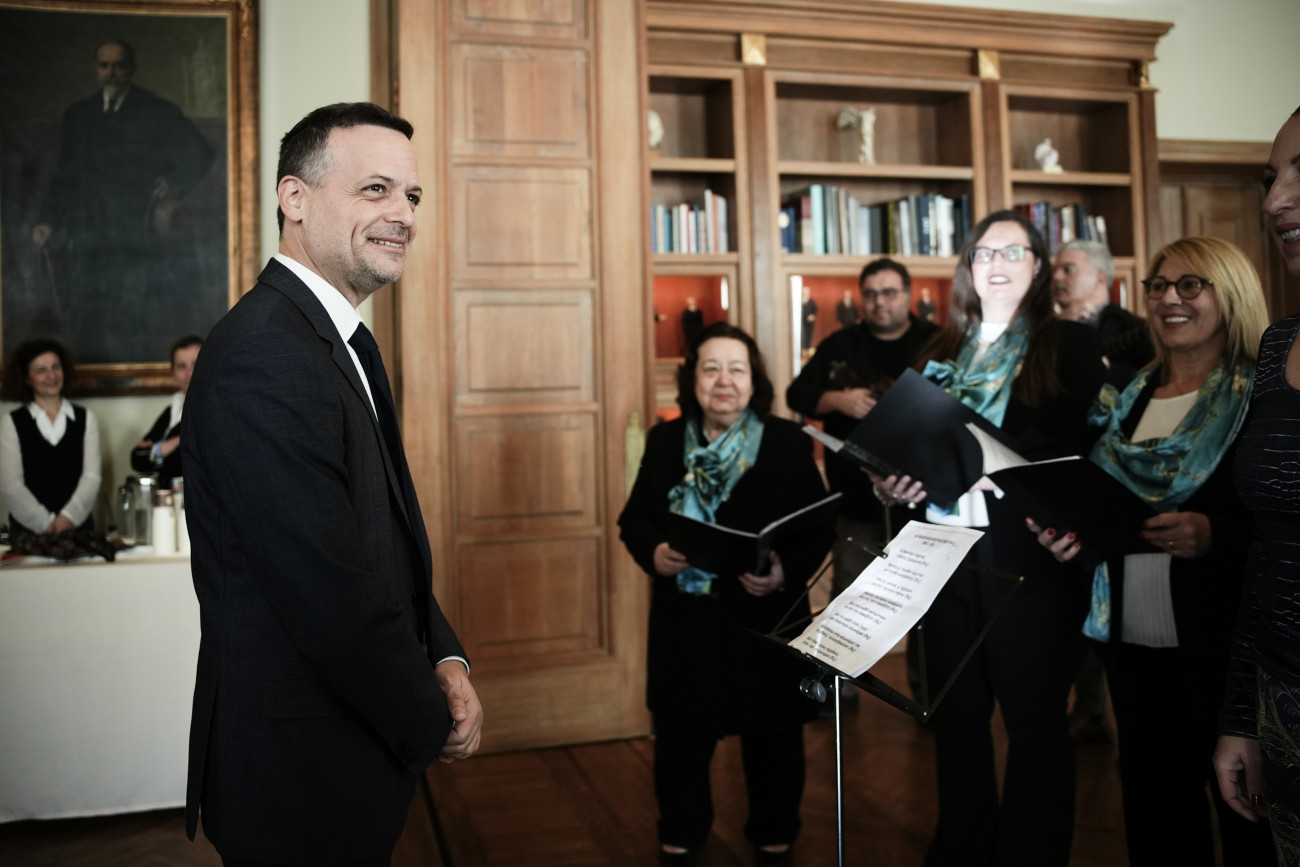 Πρωτοχρονιάτικα κάλαντα στο δημαρχείο Αθηνών με τον Χάρη Δούκα