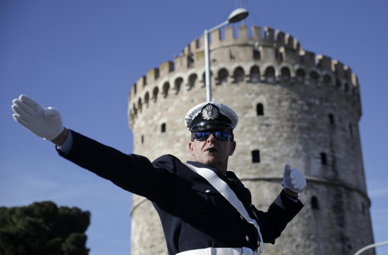 Η επιστροφή των τροχονόμων στο βαρέλι στην πλατεία Συντάγματος και στον Λευκό Πύργο: Δώρα από τον Χρυσοχοΐδη