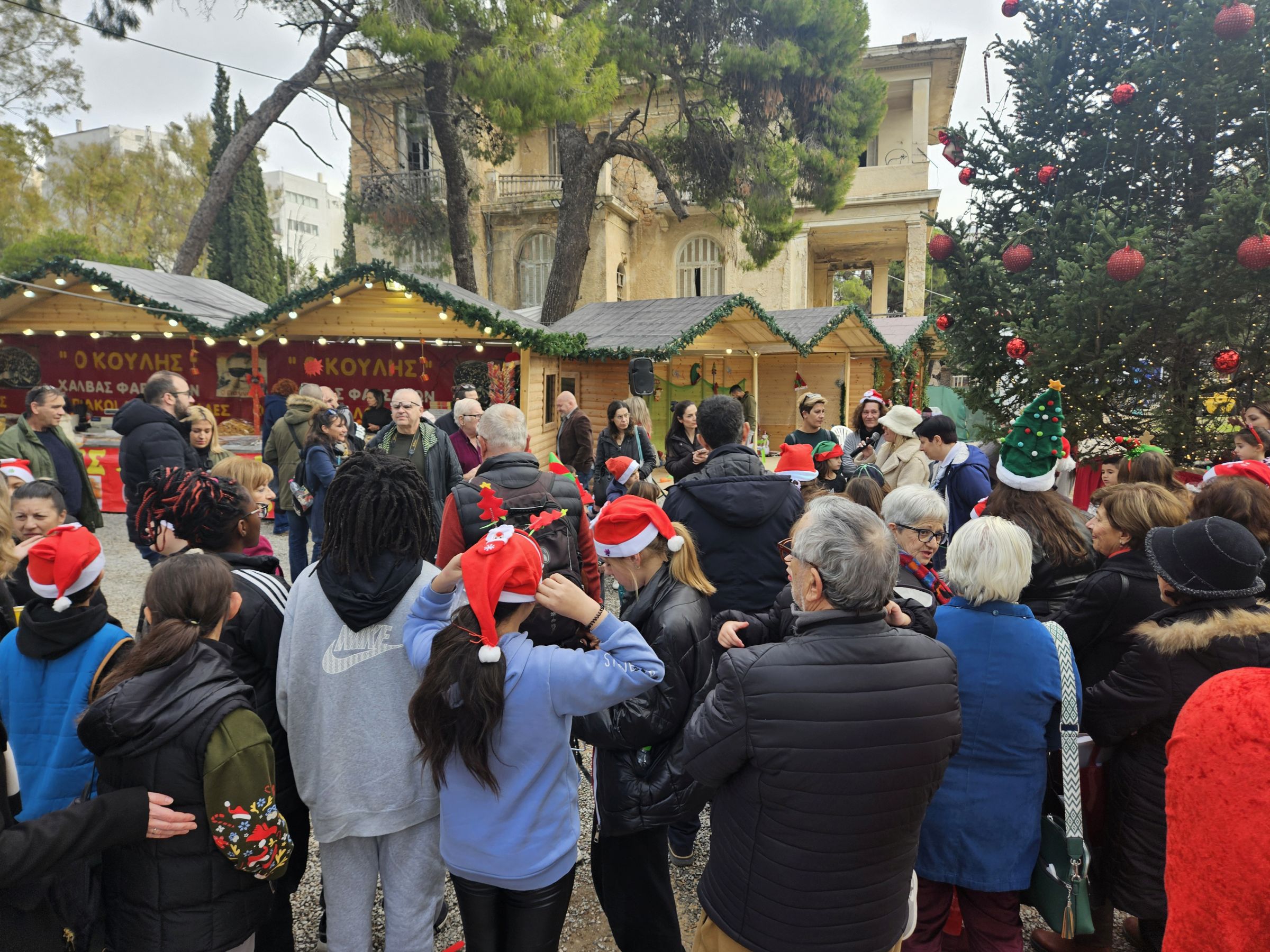 Παιδιά από τα Παιδικά Χωριά SOS φιλοξένησε στο Χριστουγεννιάτικό του Χωριό ο Δήμος Ηρακλείου Αττικής