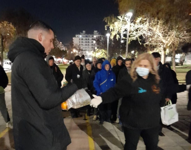 Οι γονείς και φίλοι του αστυνομικού Γιώργου Λυγγερίδη μοίρασαν στη μνήμη του 70 γεύματα σε άστεγους