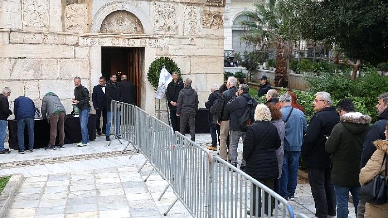 Συγκίνηση και λαϊκό προσκύνημα για τον Μίμη Δομάζο στη Μητρόπολη