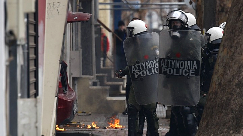 Εκρηκτικές στιγμές στη Θεσσαλονίκη: Πυρπολήθηκαν κάδοι στην Εγνατία, 23 προσαγωγές από την Αστυνομία