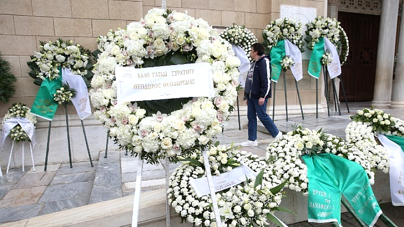 Η τελετή αποχαιρετισμού του Μίμη Δομάζου στη Μητρόπολη Αθηνών