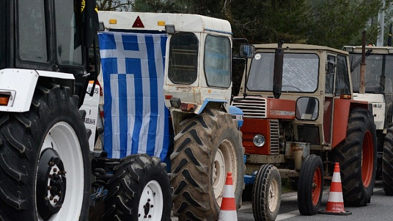 Αγρότες στα Τρίκαλα διαδηλώνουν με τρακτέρ για τα δικαιώματά τους