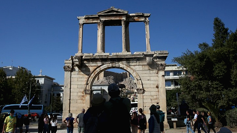 Ιστορικό ρεκόρ για τον ελληνικό τουρισμό το 2024 – αναλύσεις αποκαλύπτουν την προοπτική του 2025