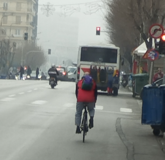 Πρωτοφανές περιστατικό στη Θεσσαλονίκη: Τρία άτομα «κρεμάστηκαν» στο πίσω μέρος αστικού λεωφορείου (ΕΙΚΟΝΕΣ)