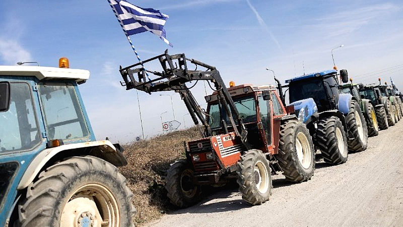 Αγρότες της περιοχής συγκεντρώνονται στον κόμβο Μαλγάρων με τα τρακτέρ τους