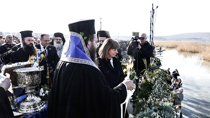 Μήνυμα ελπίδας και αναγέννησης από την Πρόεδρο της Δημοκρατίας στην τελετή αγιασμού των υδάτων