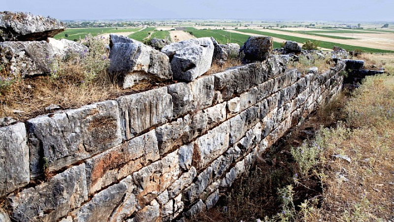 ΥΠΠΟ: Σε πλήρη ανάπτυξη η αποκατάσταση της ακρόπολης της Αρχαίας Πέλιννας