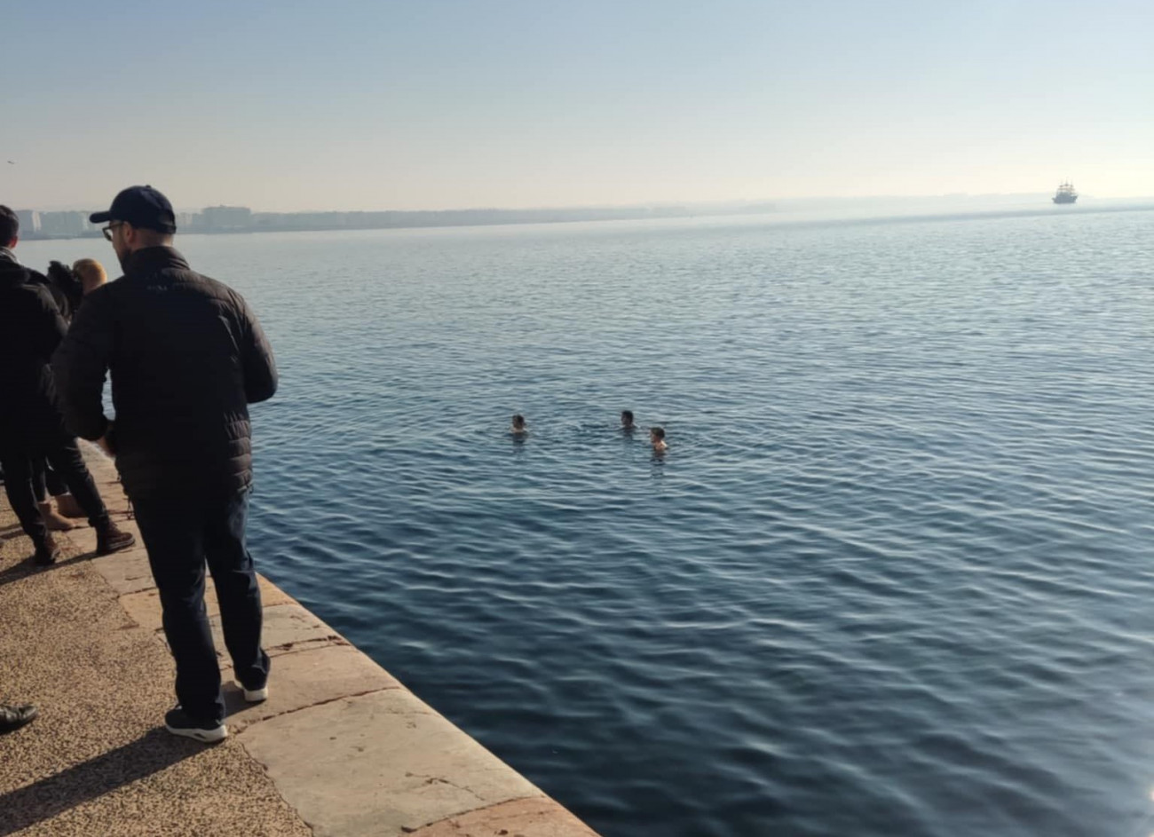 Φοιτήτριες βουτούν στον Θερμαϊκό για το πρώτο μπάνιο του 2025