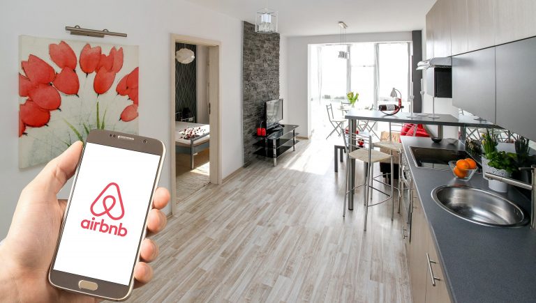 Αύξηση ζήτησης για καταλύματα Airbnb στην Ελλάδα: Τα στοιχεία του 2025