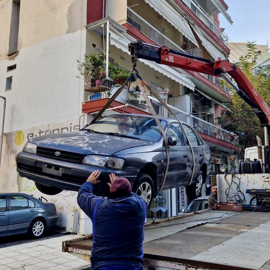 Ο Δήμος Θεσσαλονίκης απομακρύνει εγκαταλελειμμένα οχήματα για την αναβάθμιση του δημόσιου χώρου