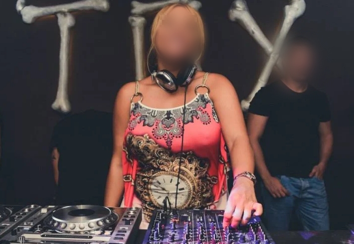 Στη φυλακή η DJ μετά την απολογία της για τη διοργάνωση πάρτυ με ναρκωτικά στα Καλύβια