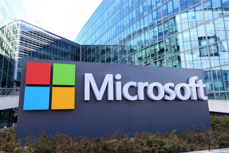 Επένδυση-ρεκόρ της Microsoft σε κέντρα δεδομένων τεχνητής νοημοσύνης