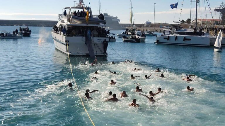 Εορτασμός των Θεοφανείων στην Καλαμάτα: 40 κολυμβητές βούτηξαν για τον Τίμιο Σταυρό