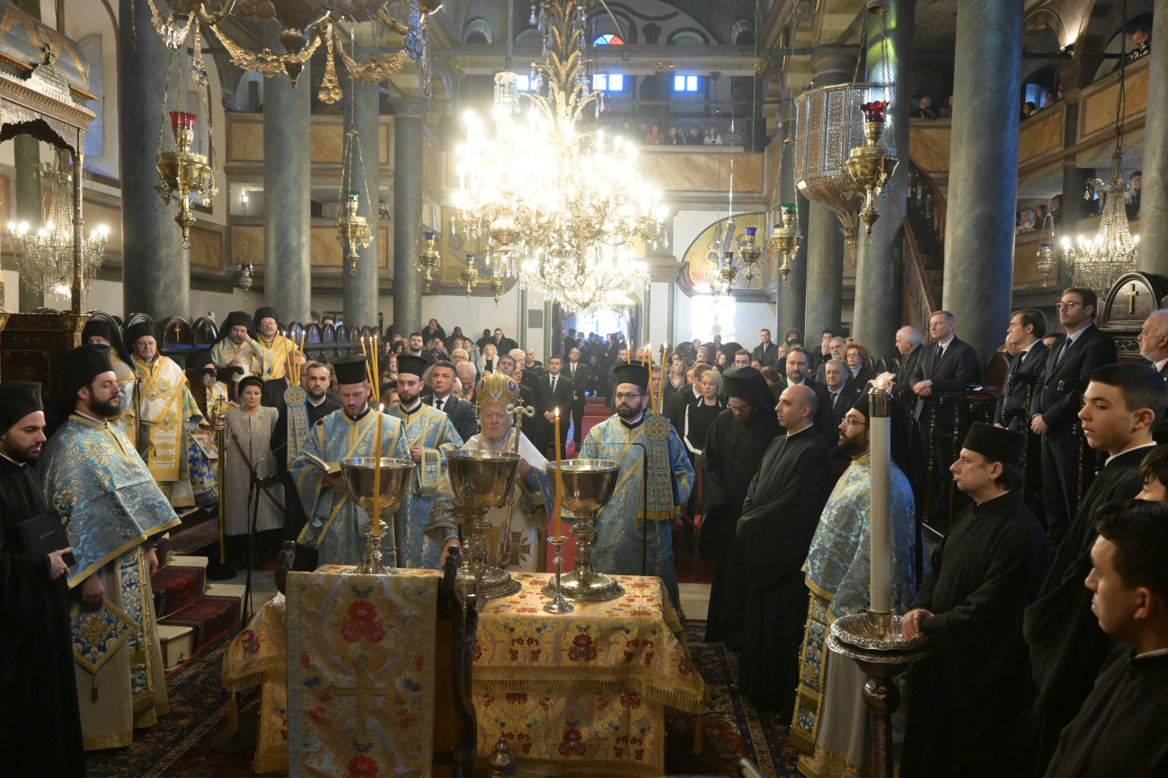 Θεία Λειτουργία και αγιασμός υδάτων στον Κεράτιο κόλπο υπό την ηγεσία του Πατριάρχη Βαρθολομαίου