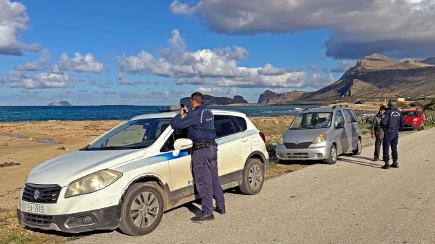 Χανιά: Νεκρά τέσσερα σκυλιά από φόλες στην παραλία Φαλάσαρνα