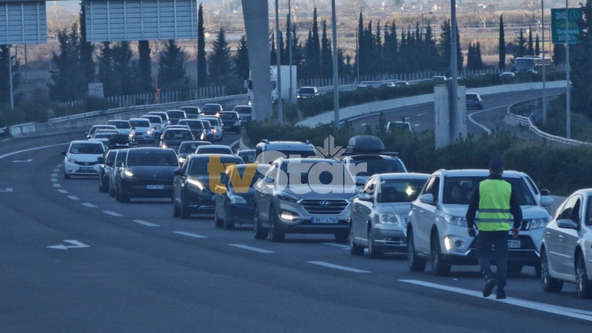 Κυκλοφοριακό χάος στην εθνική οδό έξω από τη Λαμία λόγω έργων και επιστροφής εκδρομέων