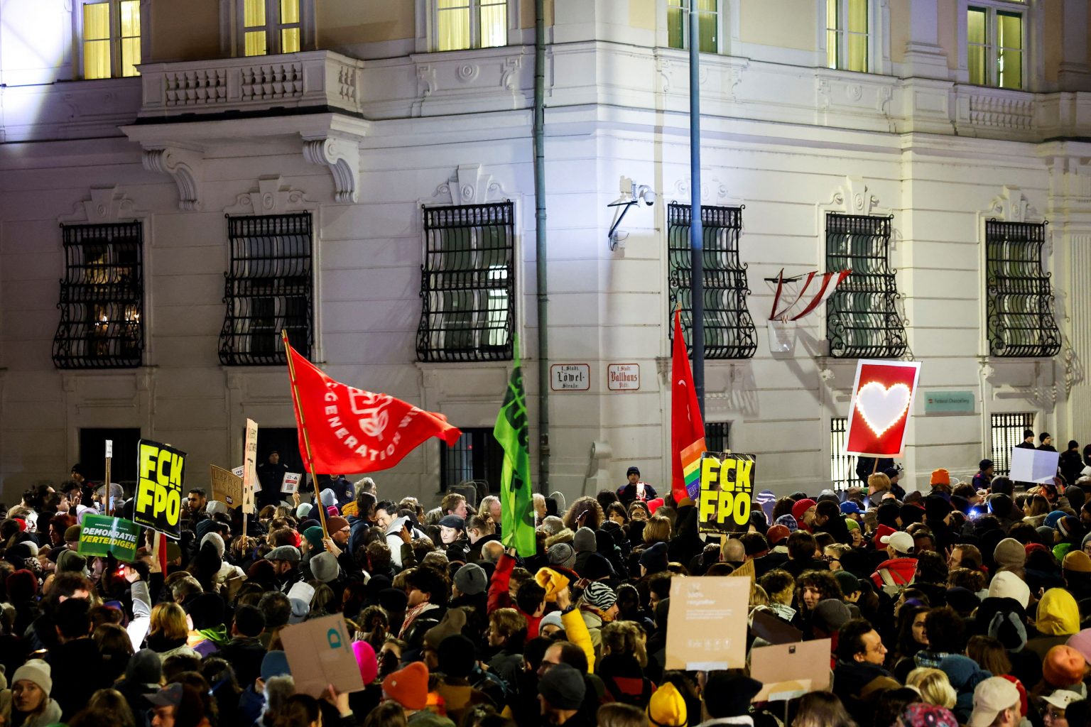 Αυστρία: Διαδηλώσεις κατά της ακροδεξιάς κυβέρνησης και ανησυχίες για τον δημοκρατικό εκτροχιασμό