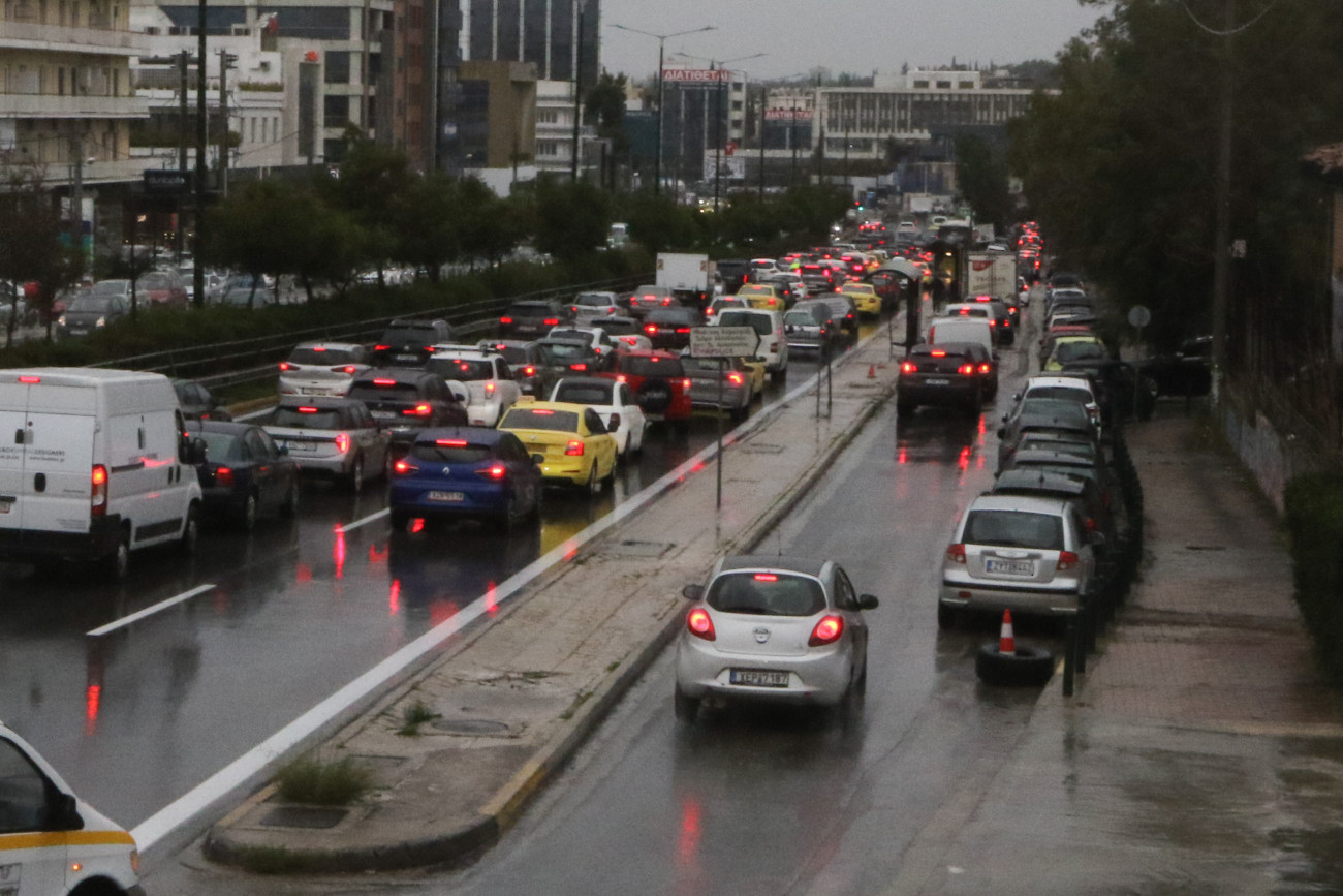 ΚΚΕ: Η καθημερινότητα της Αθήνας σημαίνει πλημμυρισμένους δρόμους και κινδύνους για τους οδηγούς