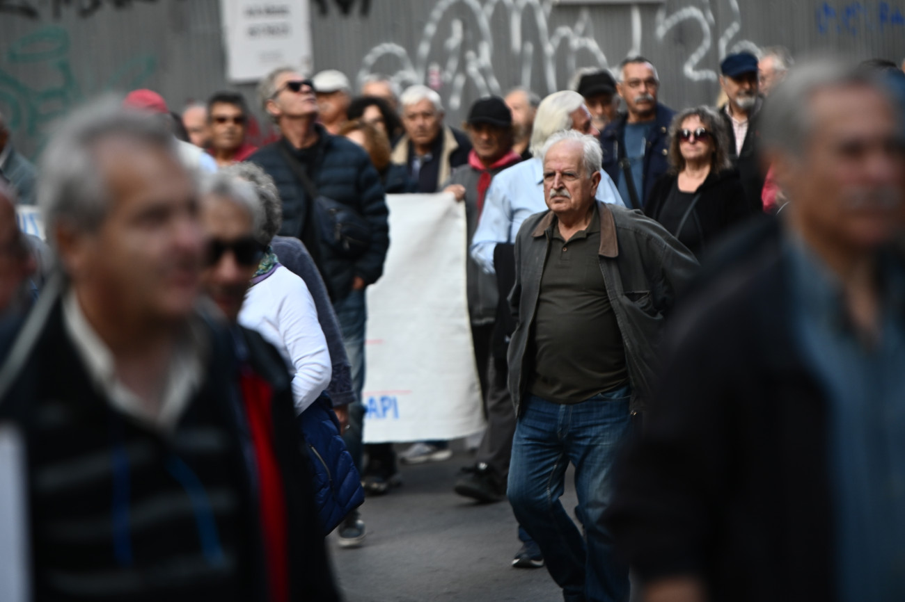 Ηλιακή επισκόπηση: Συντάξεις γήρατος σε δύο ταχύτητες, οι περισσότερες κάτω από 1.000 ευρώ