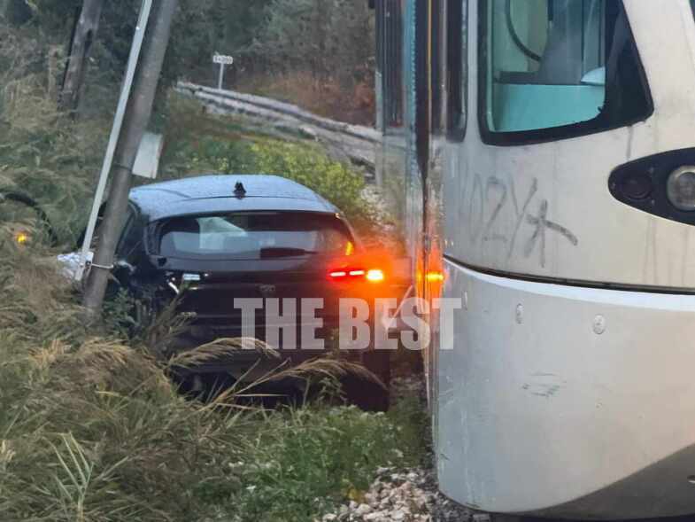 Πάτρα: Βλάβη οδήγησε τις μπάρες να παραμείνουν ανεβασμένες – Η δήλωση της Hellenic Train για τη σύγκρουση με ΙΧ