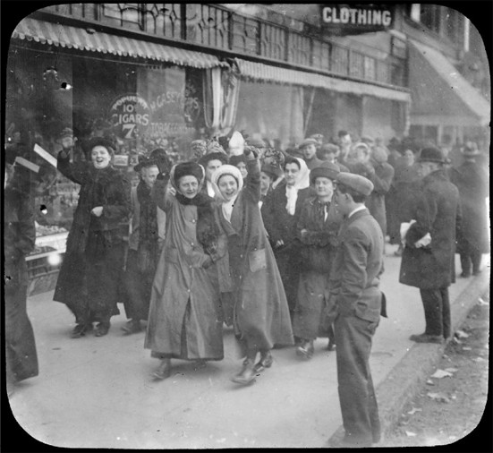 Οι εργάτριες απαιτούν ψωμί και τριαντάφυλλα