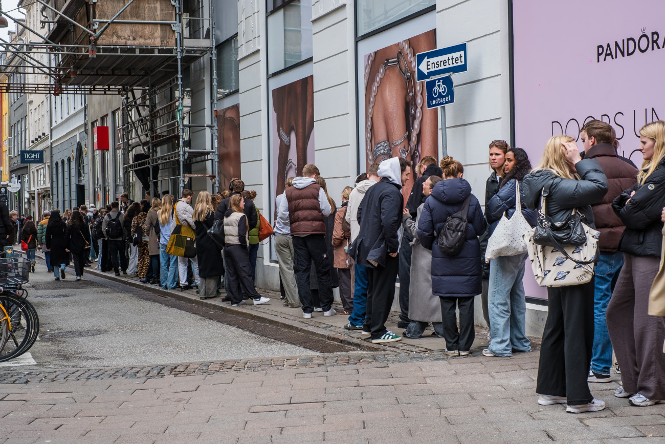 Κρατητές θέσεων: Το επαγγελματικό φαινόμενο που μετατρέπει την αναμονή σε χρήμα