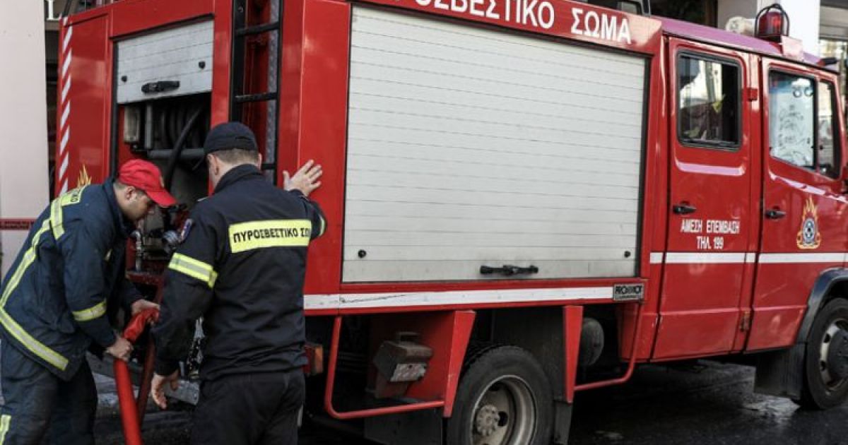 Συναγερμός στον Ασπρόπυργο λόγω μεγάλης φωτιάς σε αποθήκη