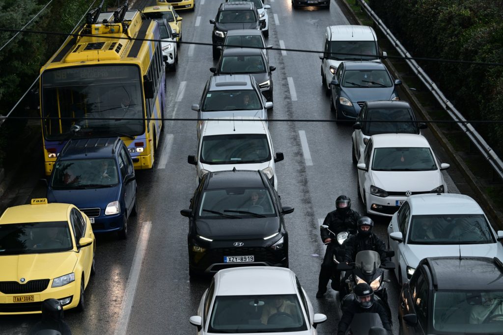 Εντονότερη κίνηση στους δρόμους: Προβλήματα στον Κηφισό και την Κηφισίας, χαμηλές ταχύτητες στην Αττική Οδό