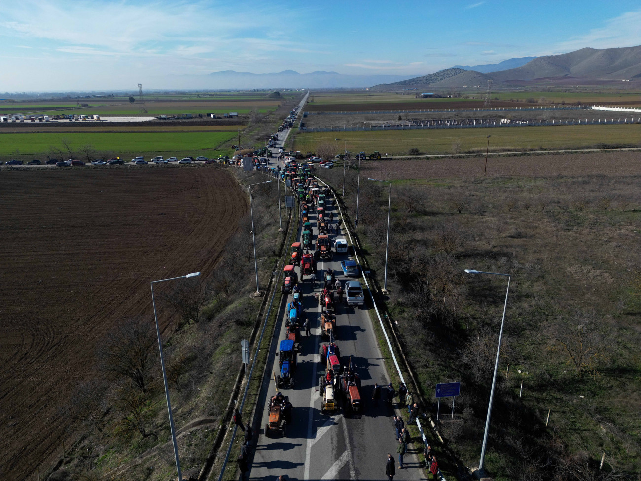 Οι αγρότες κλιμακώνουν τις κινητοποιήσεις τους: Μπλόκα σε όλη τη χώρα και προειδοποιήσεις για δυναμικές δράσεις