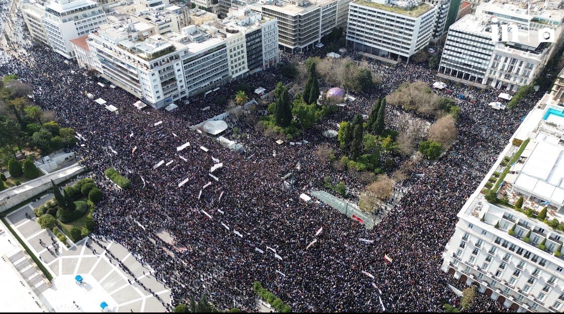 Ο λαός απάντησε στην προσβολή της μνήμης των θυμάτων των Τεμπών