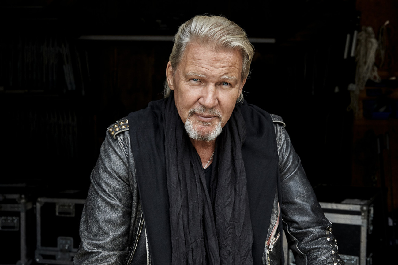 Johnny Logan: Ο θρύλος της Eurovision επιστρέφει στο θέατρο Παλλάς