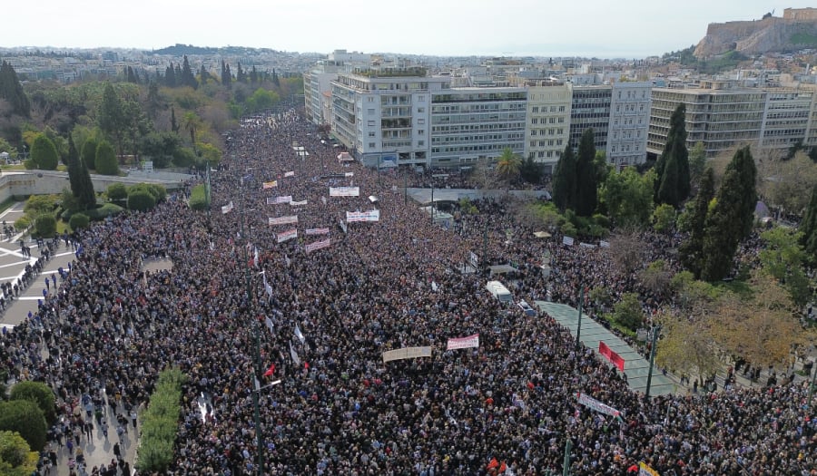 Εξελίξεις στην πολιτική σκηνή: Η τραγωδία των Τεμπών καθορίζει την αντιπαράθεση κυβέρνησης – αντιπολίτευσης