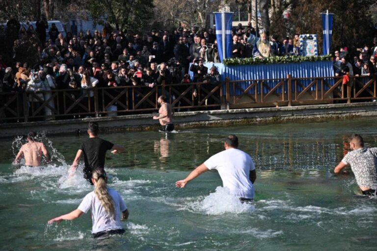 Με λαμπρότητα τελέστηκε ο αγιασμός των υδάτων στις Σέρρες – Υπήρξε τραυματισμός