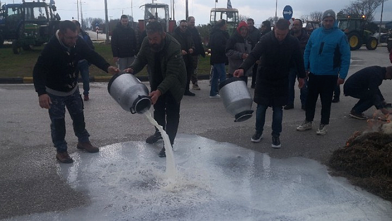 Αγρότες κλείνουν συμβολικά τον κόμβο Μεγαλοχωρίου στα Τρίκαλα