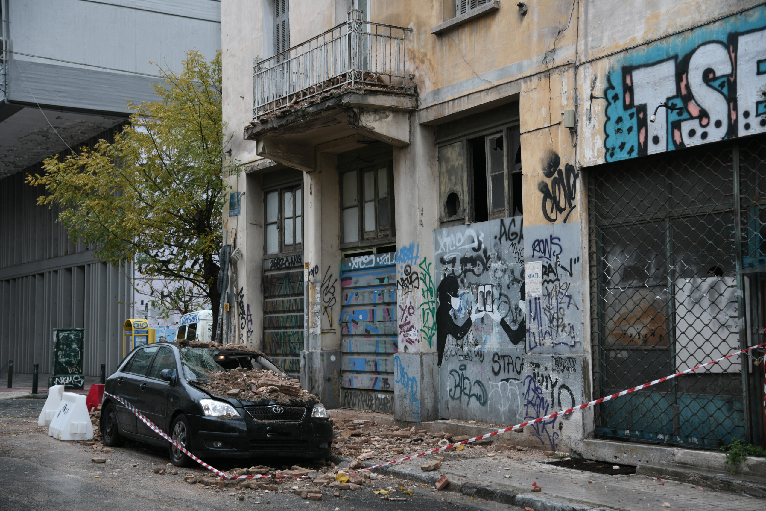 Θεσσαλονίκη: 700 εγκαταλελειμμένα οχήματα απομακρύνονται από τους δρόμους – Έλεγχοι σε 1.233 οχήματα